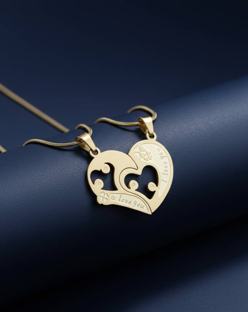 "دو قلب، یک روح. گردنبند دوتکه قلب، نمادی از پیوند ناگسستنی شما. هدیه‌ای عالی برای یادآوری عشقی که شما را کامل می‌کند."